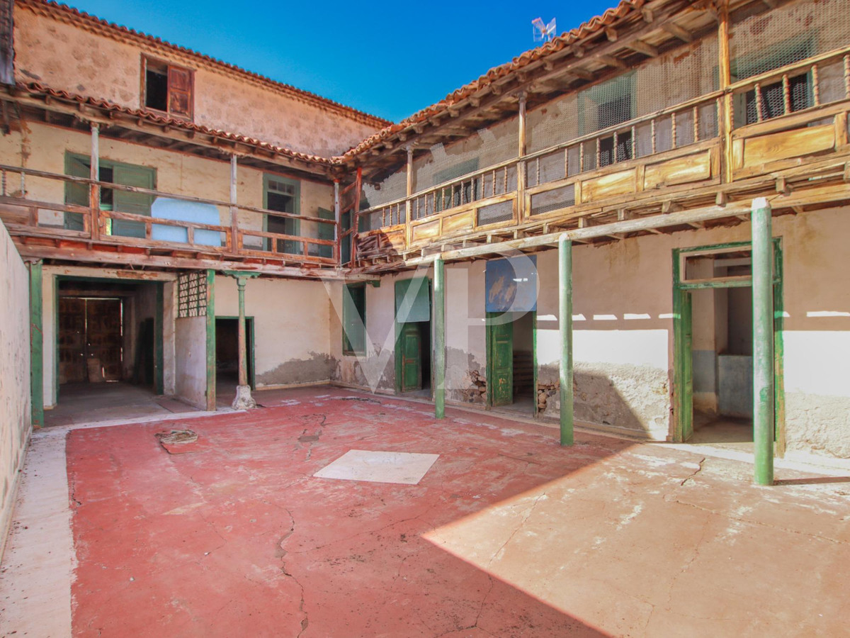 Historisches denkmalgeschütztes Haus zum Sanieren im Zentrum von Vilaflor