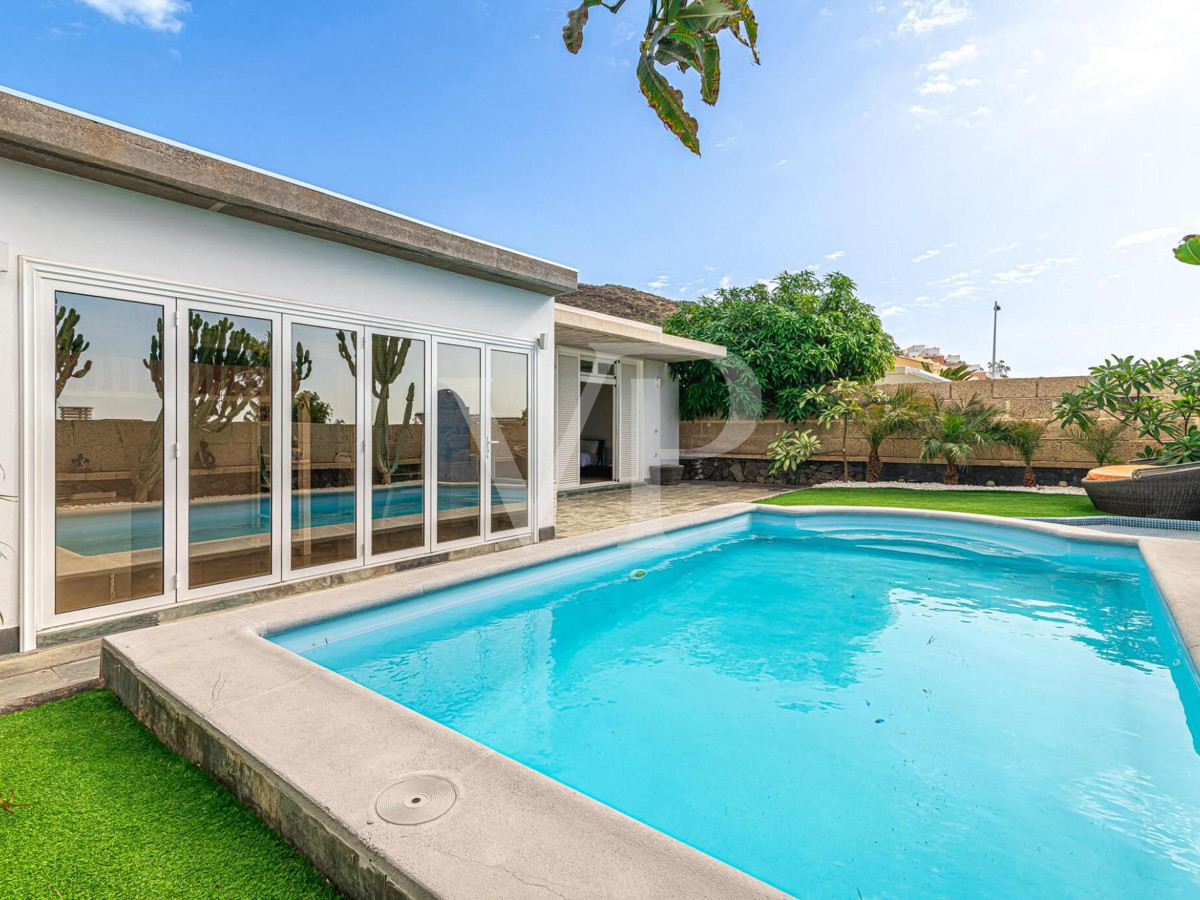 Einfamilienhaus auf einer Ebene mit Pool und Meerblick