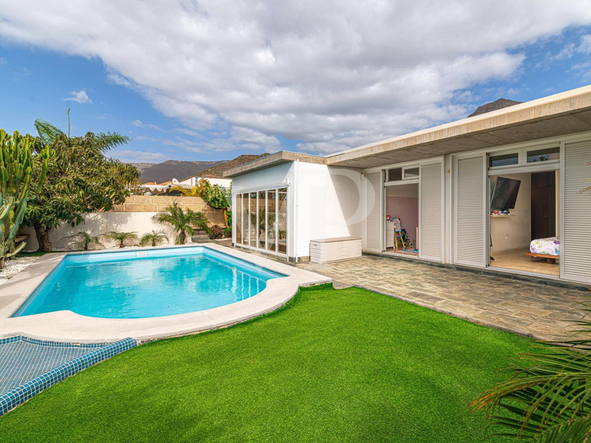 Fantástica villa muy tranquila en una planta con piscina y vistas al mar