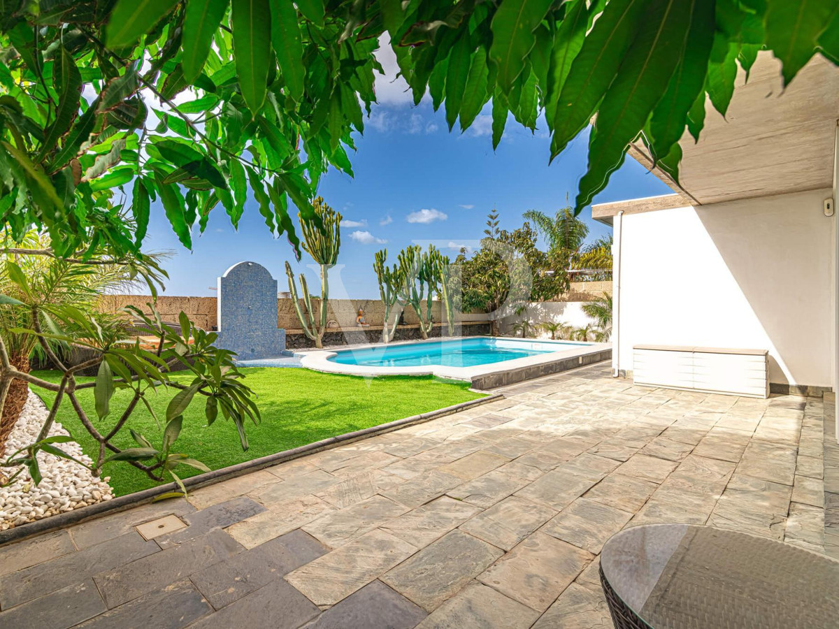 Fantástica villa muy tranquila en una planta con piscina y vistas al mar