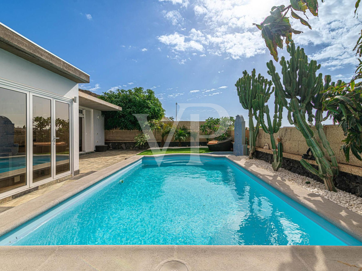 Einfamilienhaus auf einer Ebene mit Pool und Meerblick