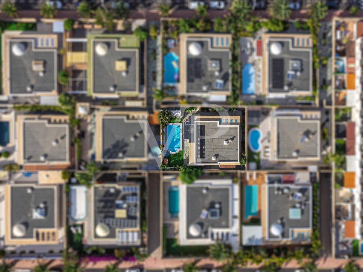 Einfamilienhaus auf einer Ebene mit Pool und Meerblick