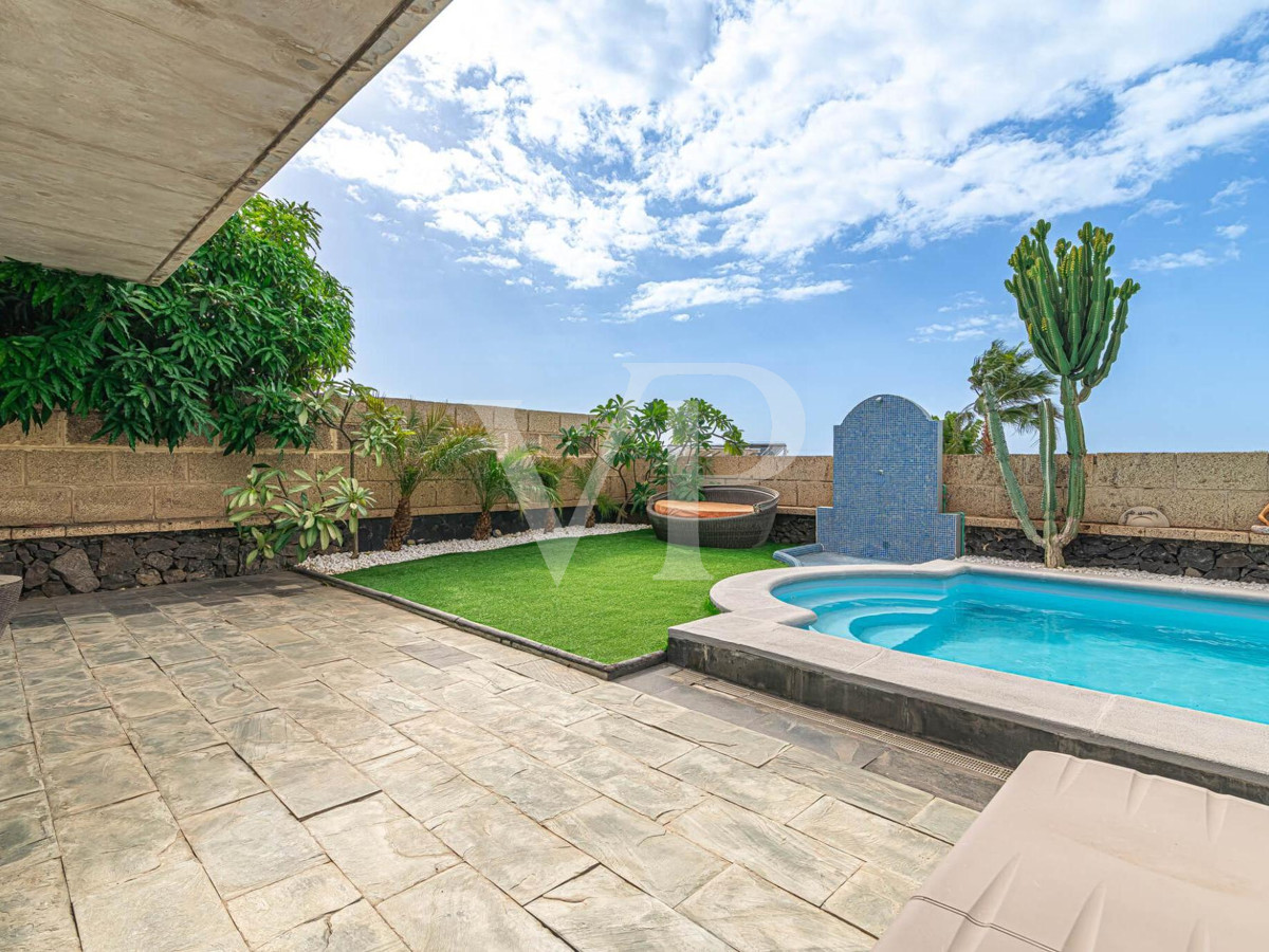 Fantástica villa muy tranquila en una planta con piscina y vistas al mar