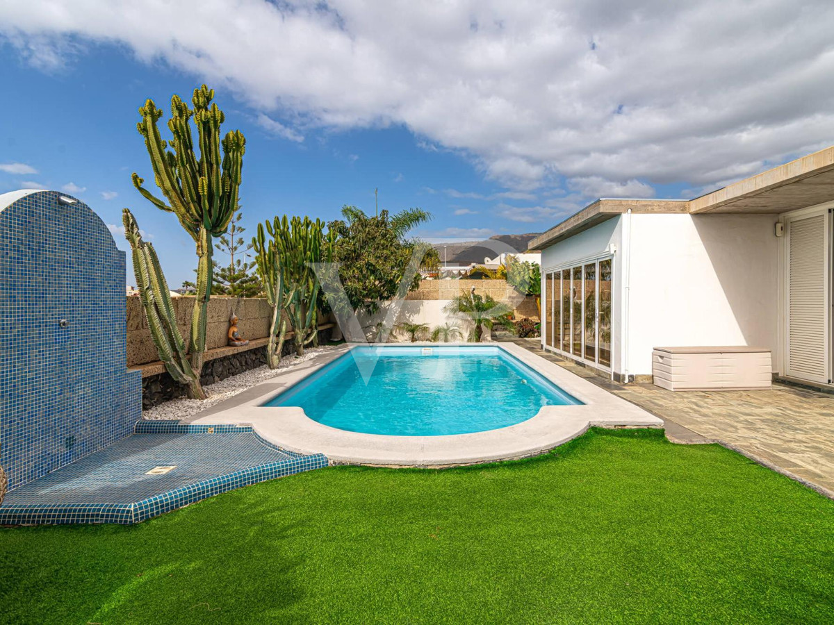 Fantástica villa muy tranquila en una planta con piscina y vistas al mar