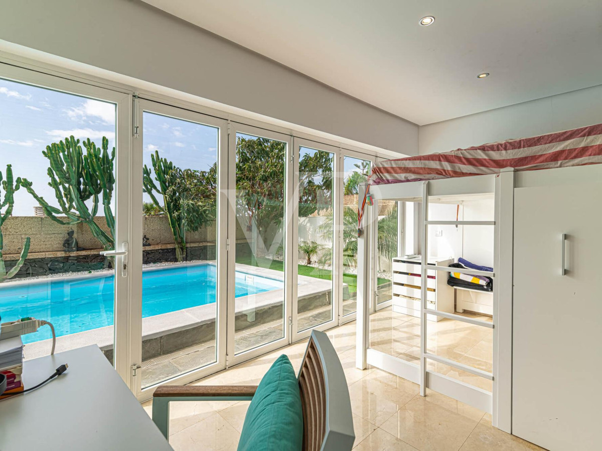 Fantástica villa muy tranquila en una planta con piscina y vistas al mar