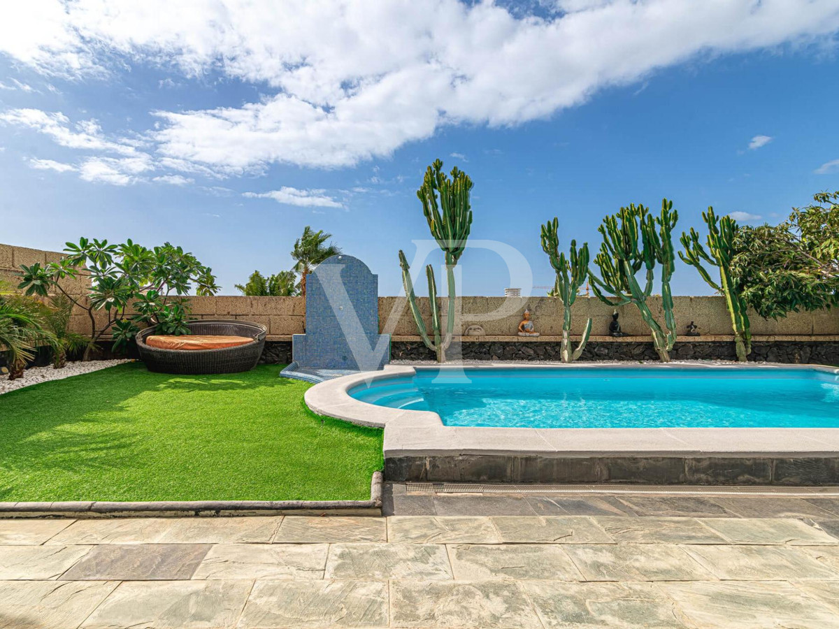 Fantástica villa muy tranquila en una planta con piscina y vistas al mar