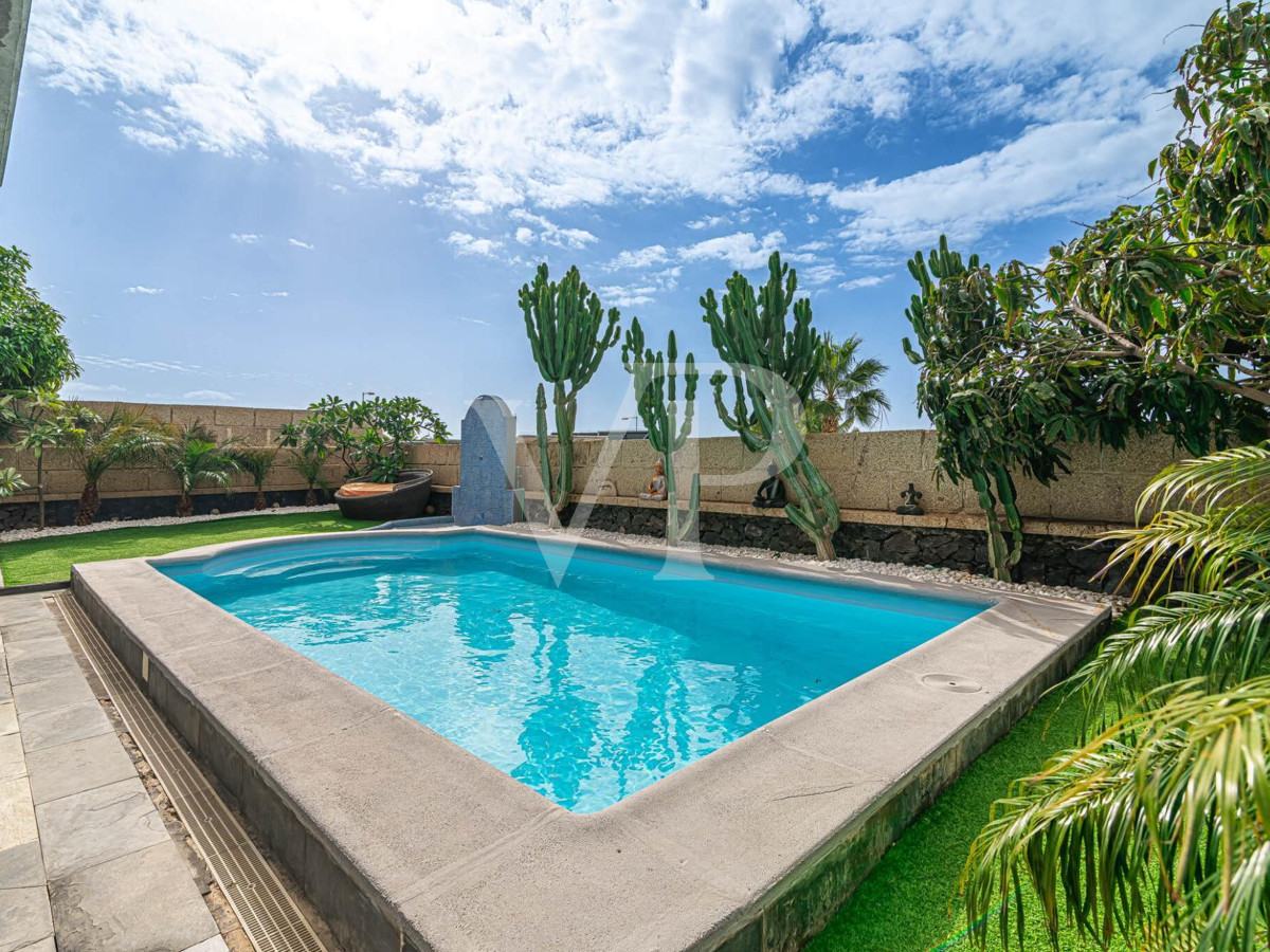 Fantástica villa muy tranquila en una planta con piscina y vistas al mar