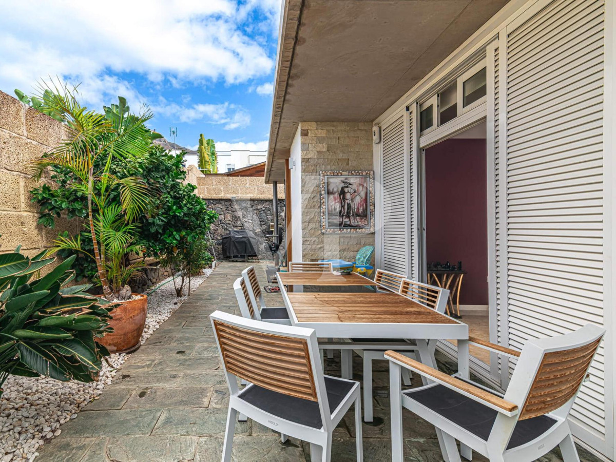 Einfamilienhaus auf einer Ebene mit Pool und Meerblick