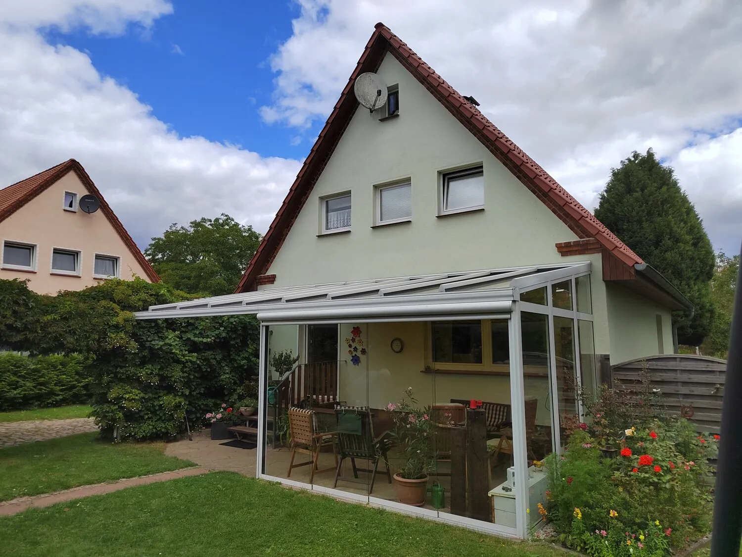 Hinteransicht mit Wintergarten
