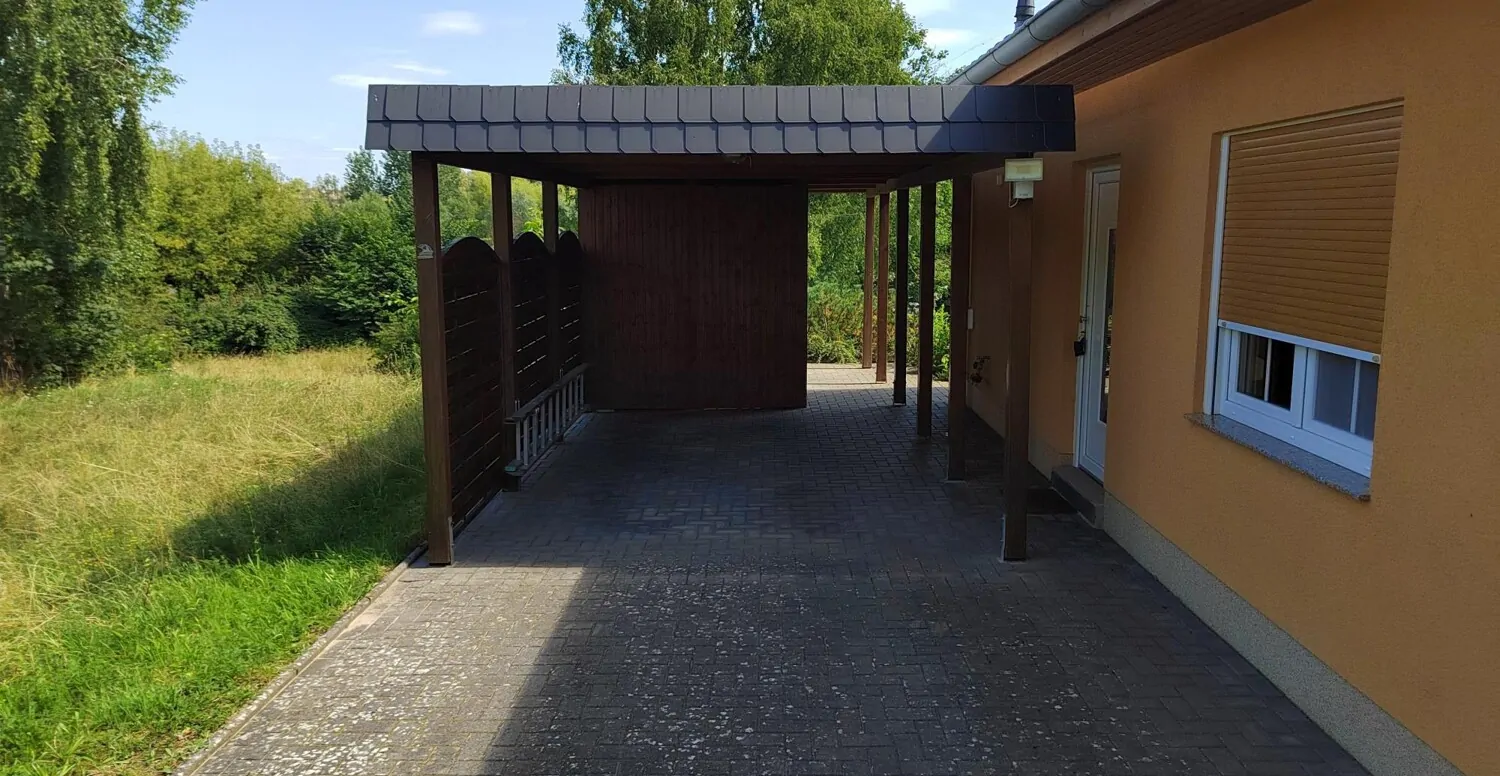 Carport mit Schuppen