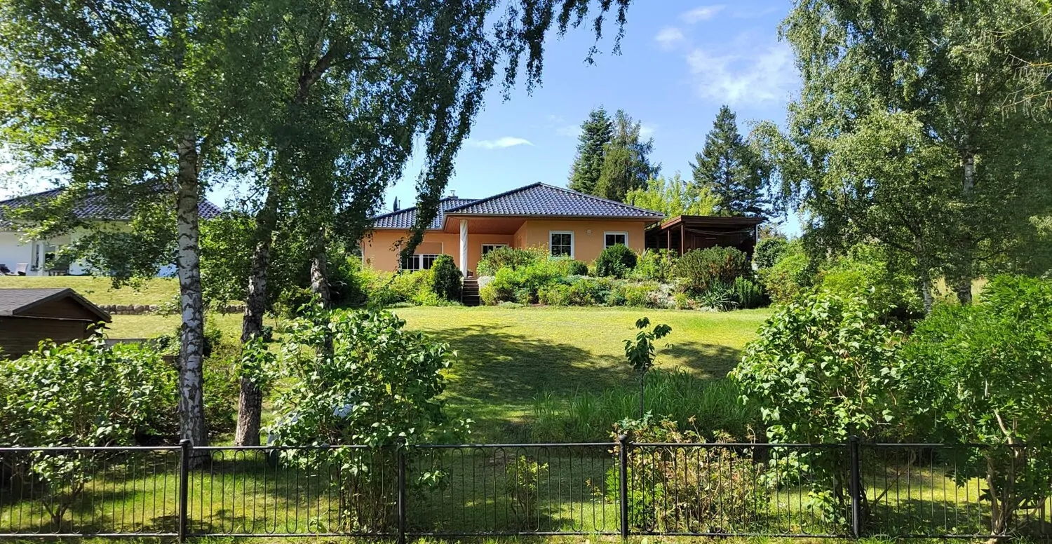 Blick auf das Grundstück vom See