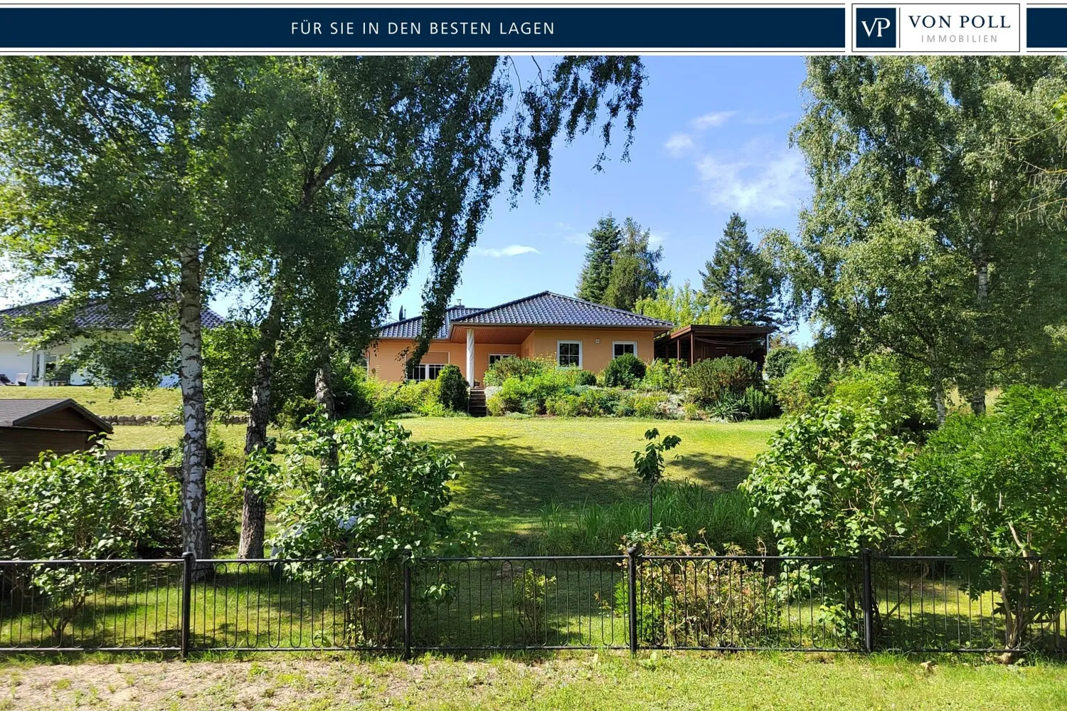 Blick auf das Grundstück vom See