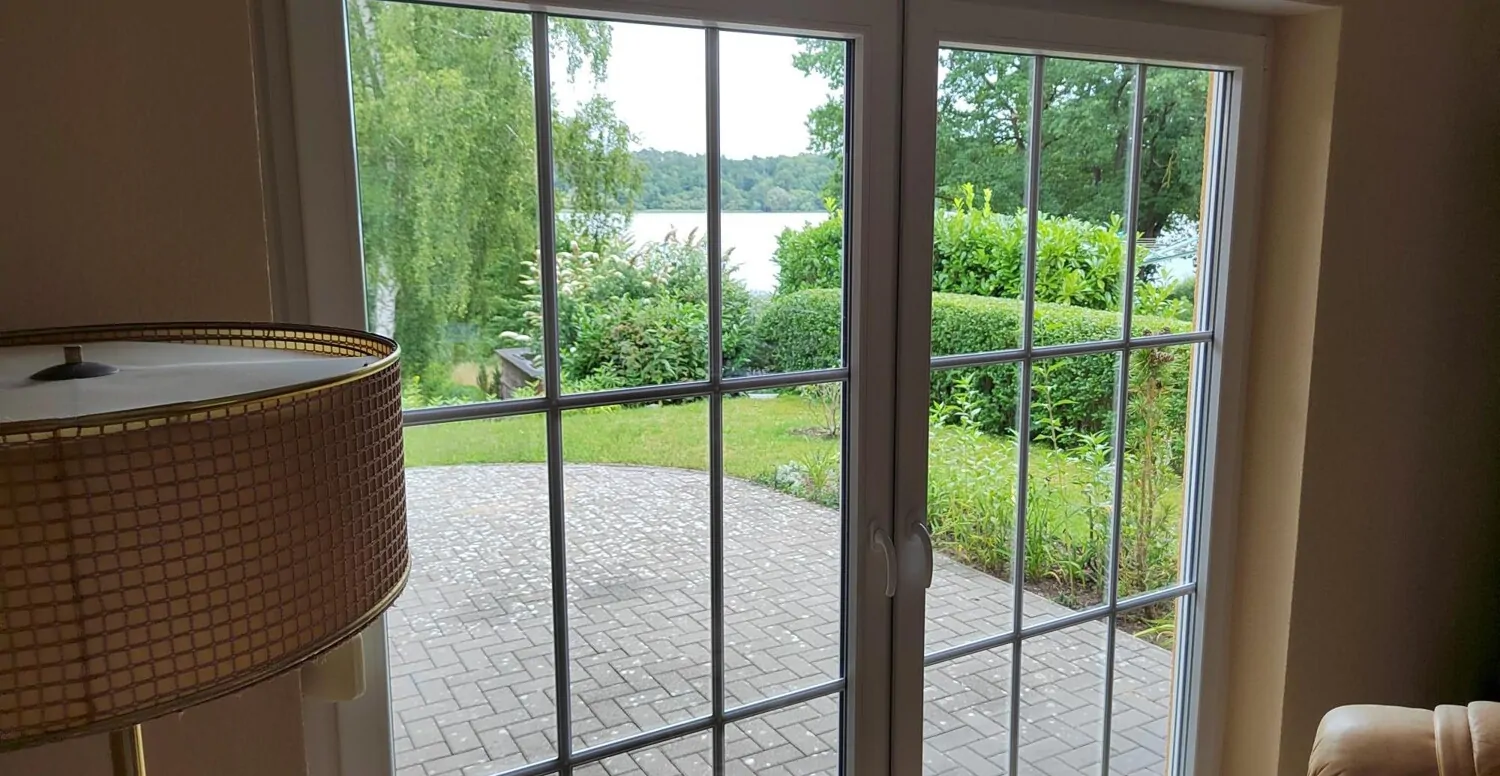 Blick zum See aus dem Wohnraum