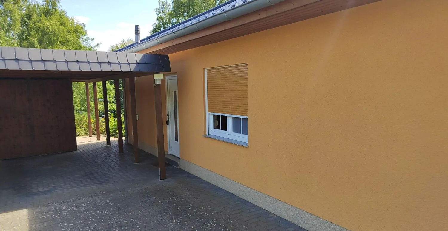 Seitlicher Blick mit Nebeneingang