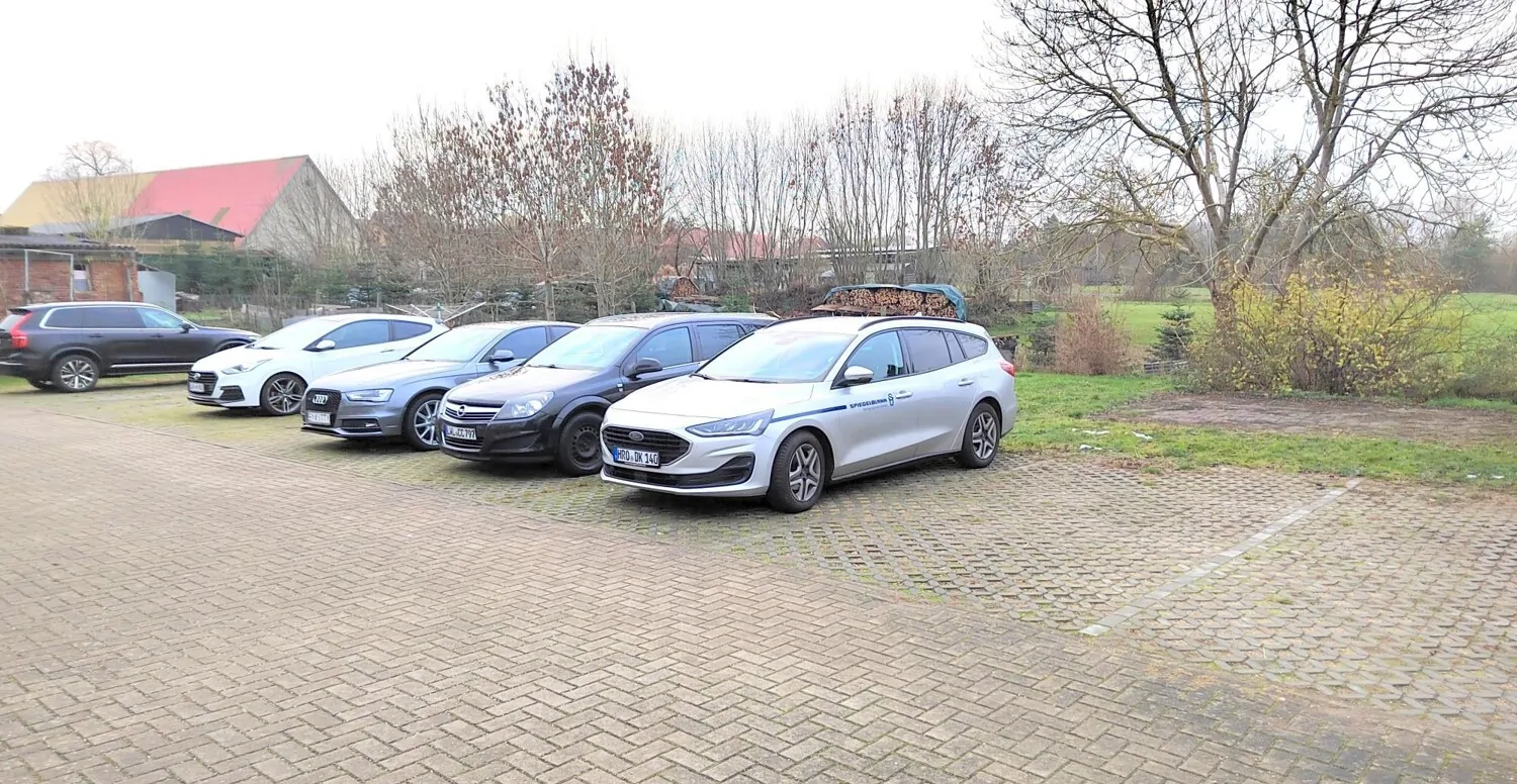 Parkplatz_hinterm_Haus