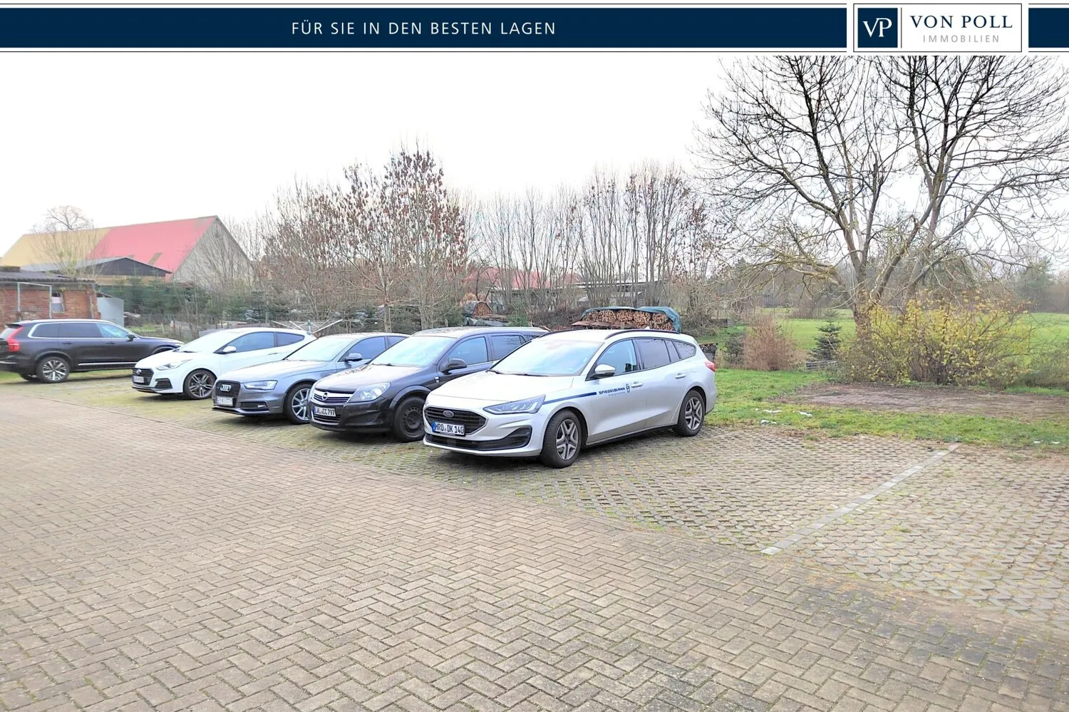 Parkplatz_hinterm_Haus