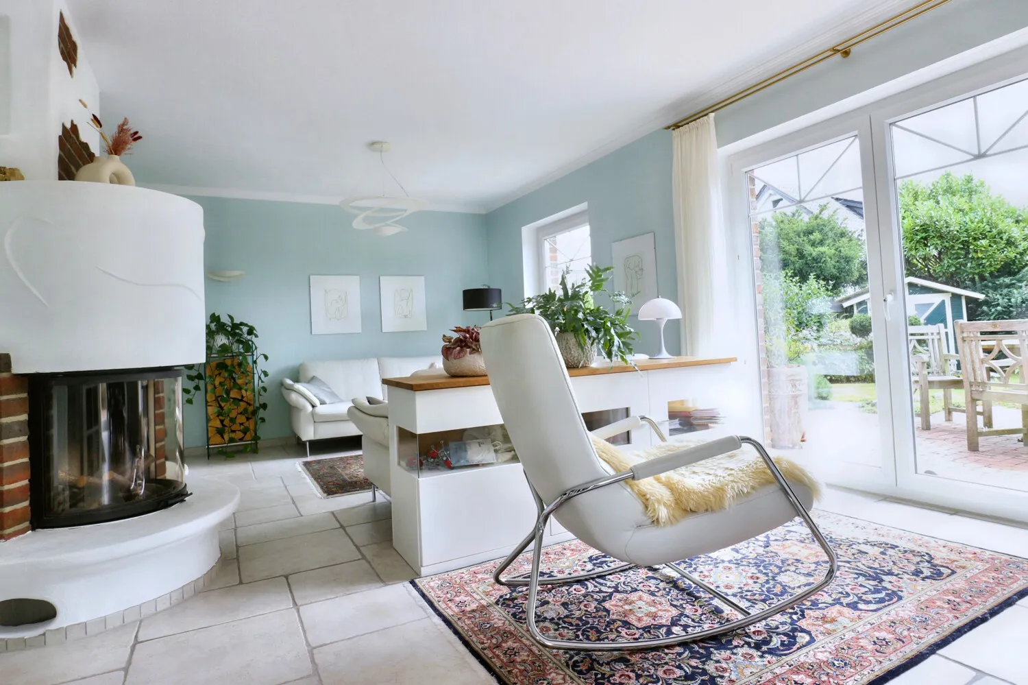 Wohnzimmer mit Kachelofen