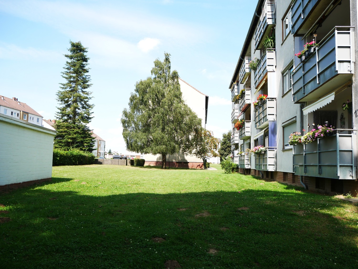 Grünfläche vor Hs. 11+13