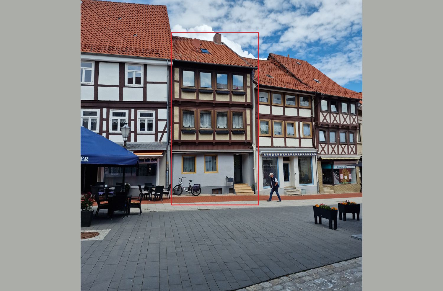 Titel mit Rahmen ums Haus