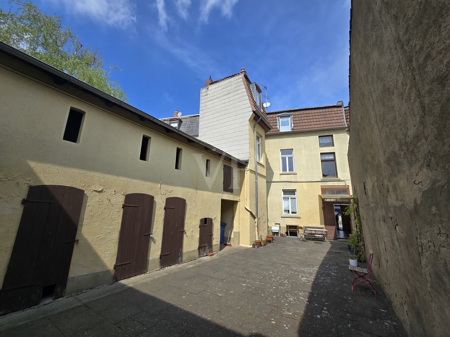 Innenhof Blick zur Rückseite Haupthaus