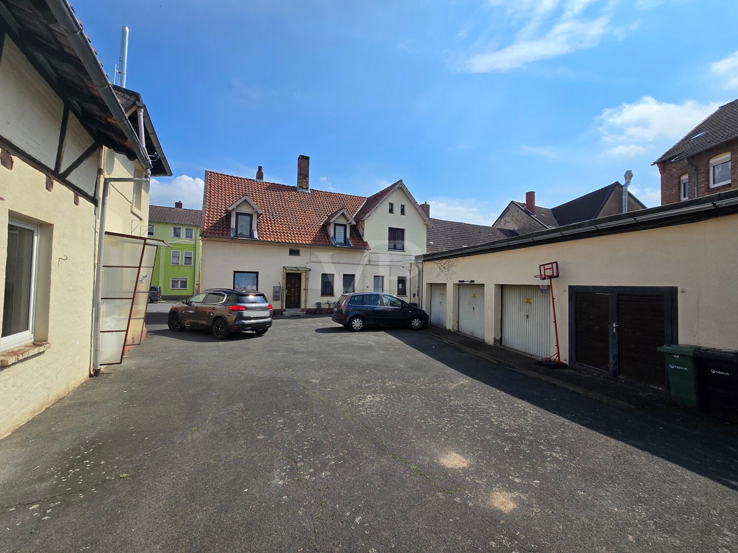 Hof mit Blick zur Rückseite des Haupthauses