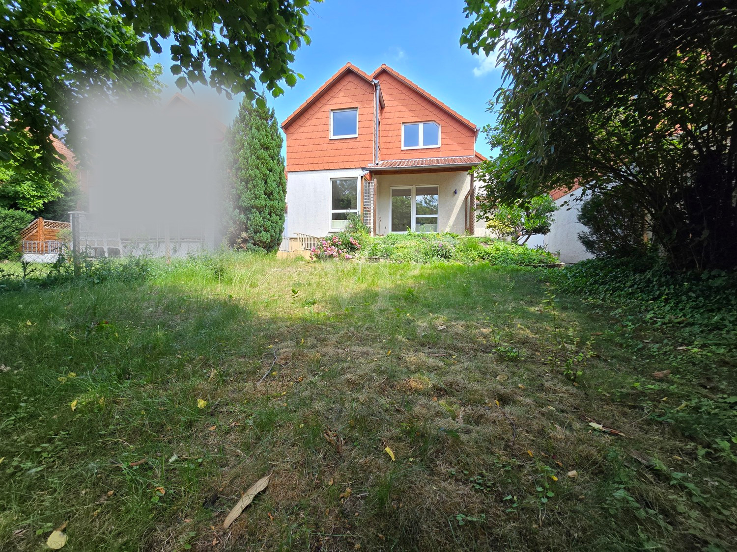 Garten mit Blick zur Hausrückseite