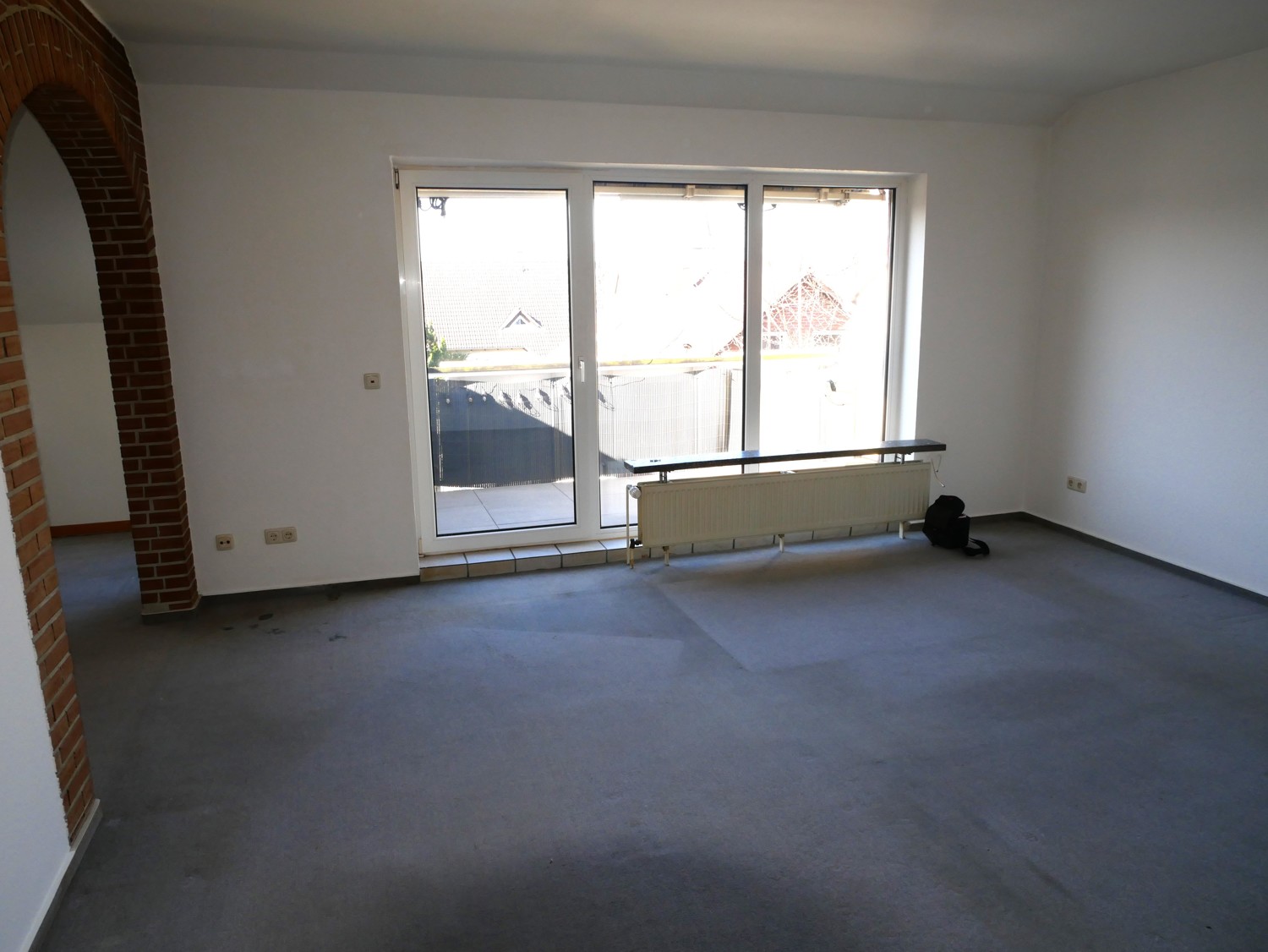 Wohnzimmer mit Balkon