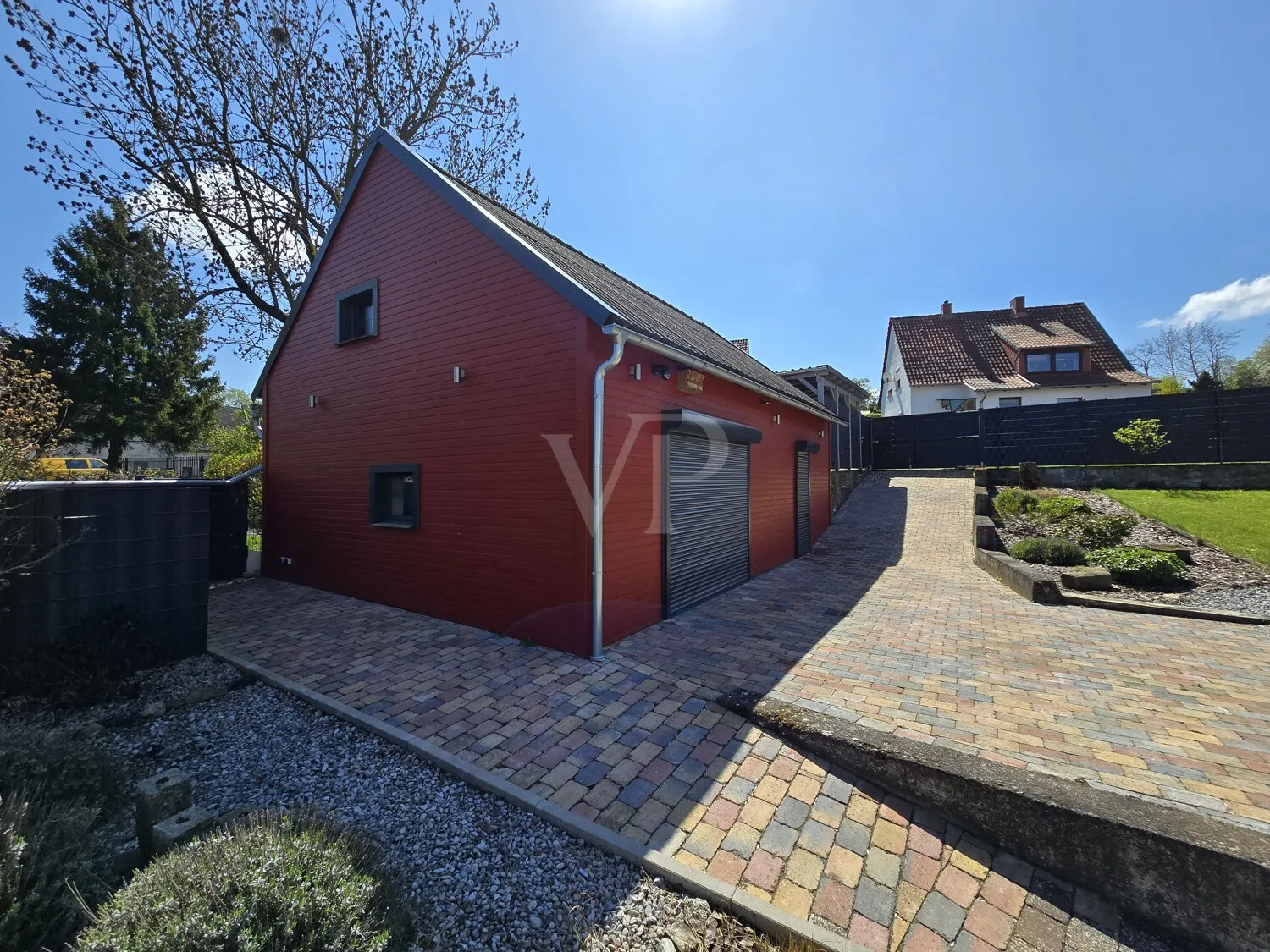 Nebengebäude mit Garage