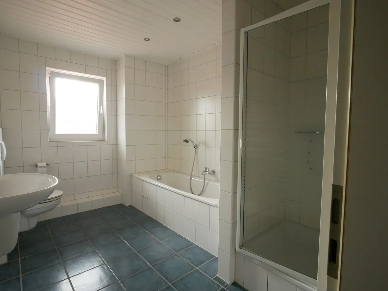 Badzimmer mit Dusche und Badewanne OG
