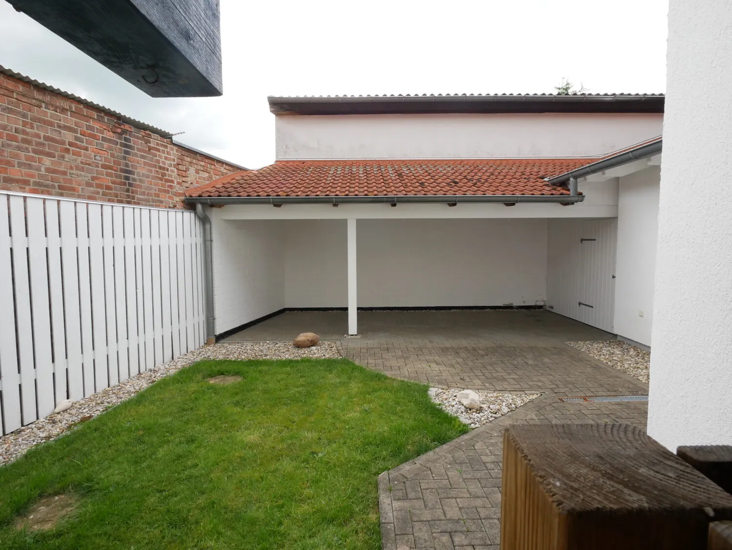 Außensitzplatz mit Zugang zum Abstellraum