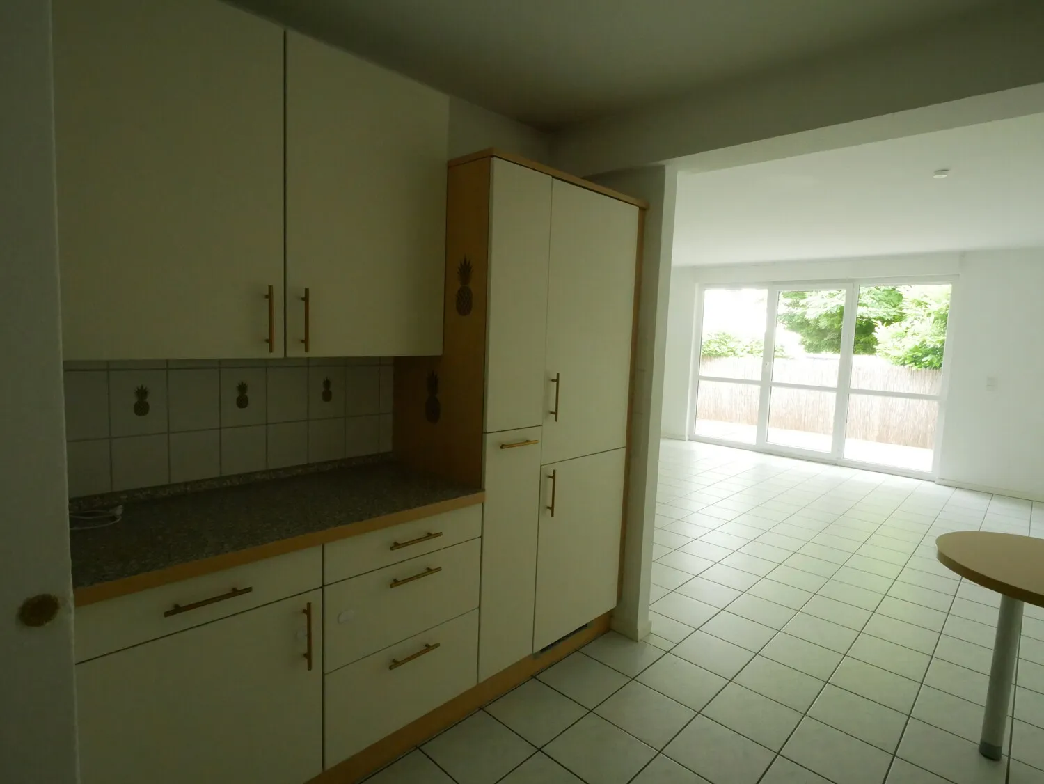 Wohnzimmer mit offenem Küchenbereich