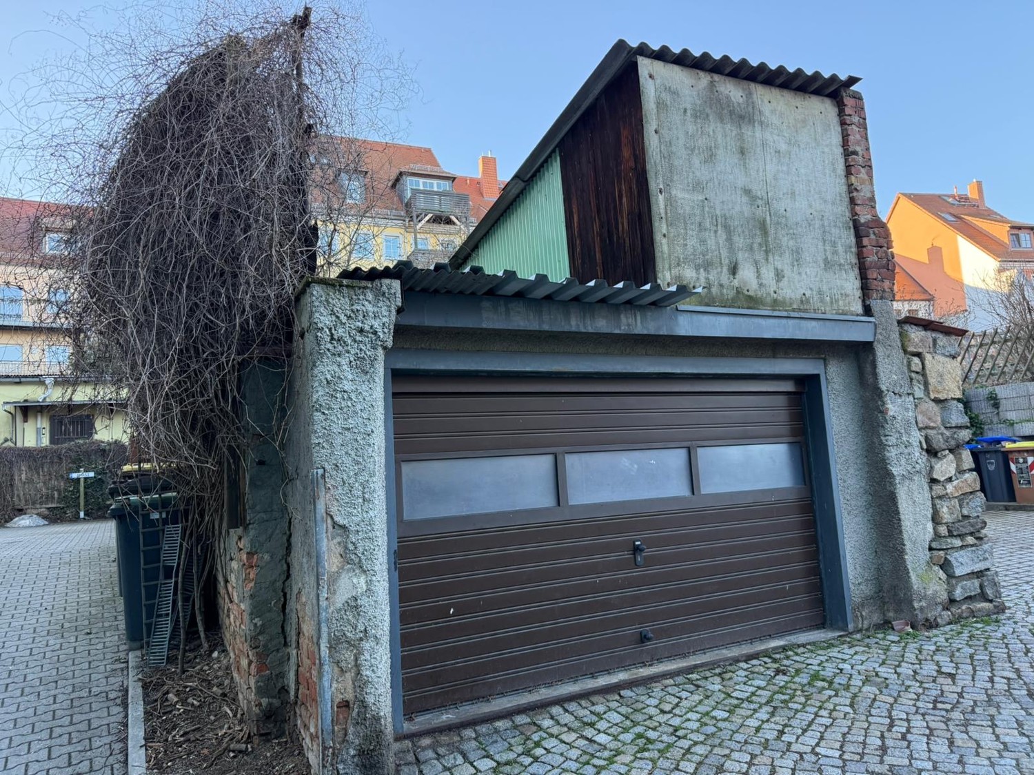 Sanierungsbedürftiges Stadthaus mit Ausbaupotenzial in zentraler Lage