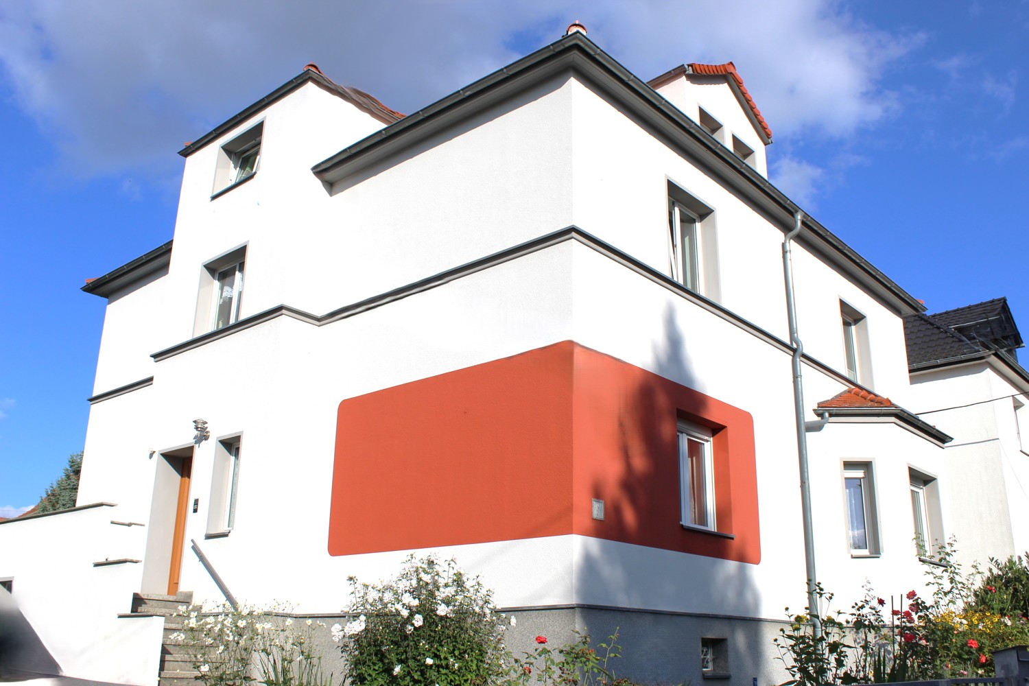 Modernisiertes Haus mit Balkon, Garten und Garage.