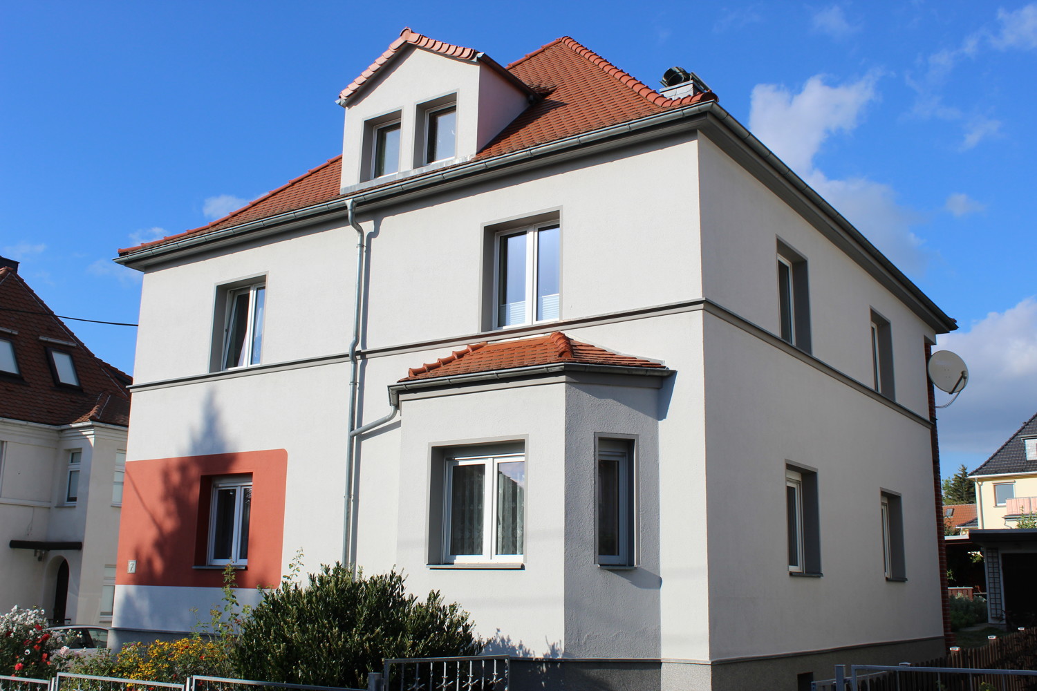 Modernisiertes Haus mit Balkon, Garten und Garage.