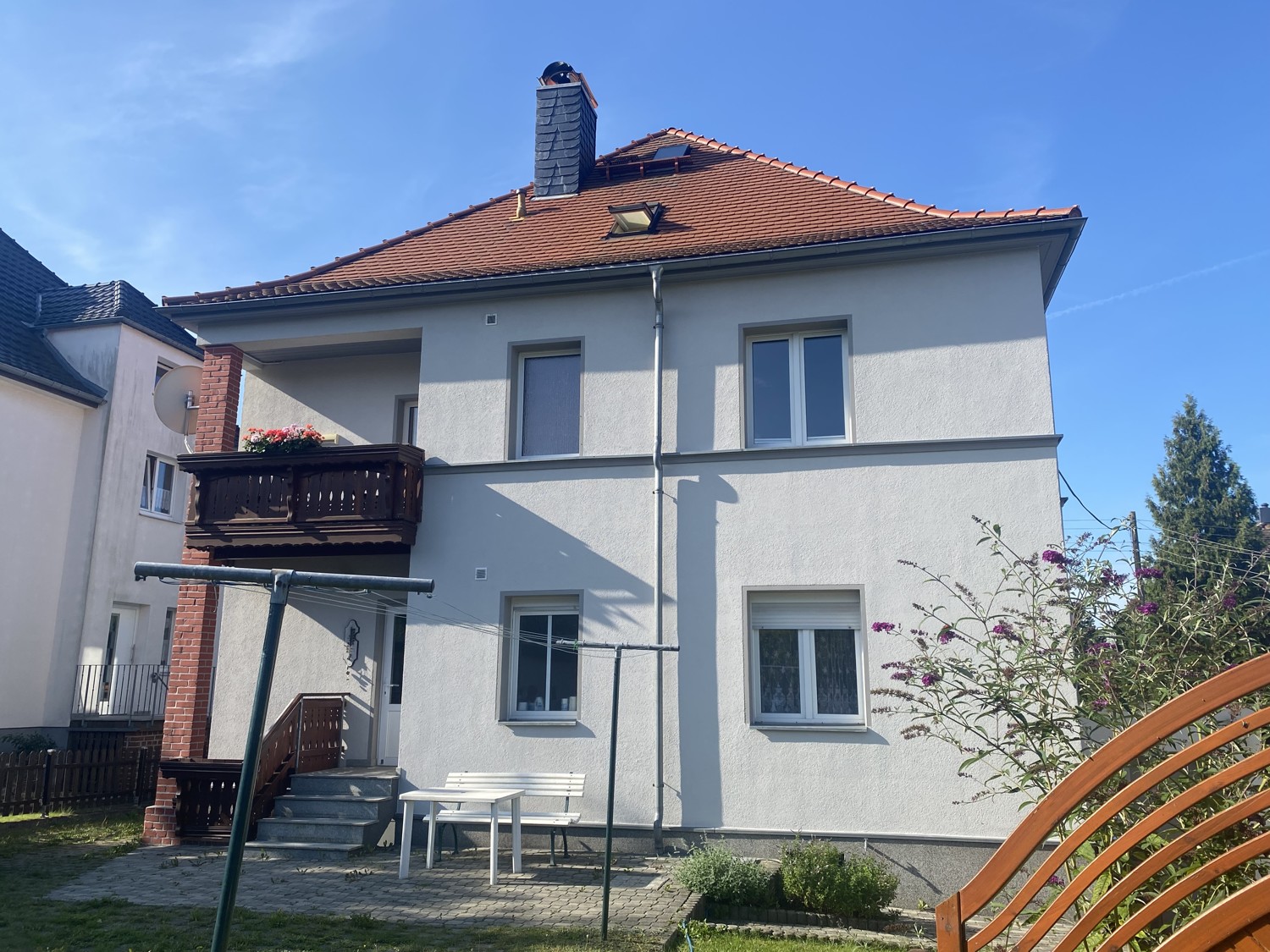 Modernisiertes Haus mit Balkon, Garten und Garage.