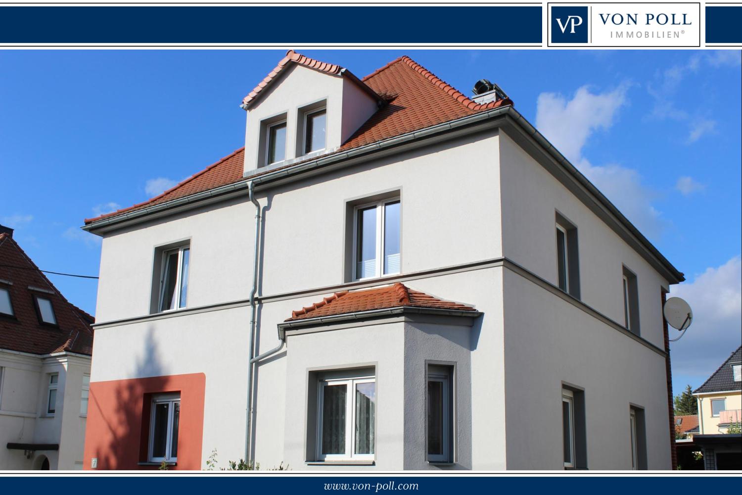 Modernisiertes Haus mit Balkon, Garten und Garage.