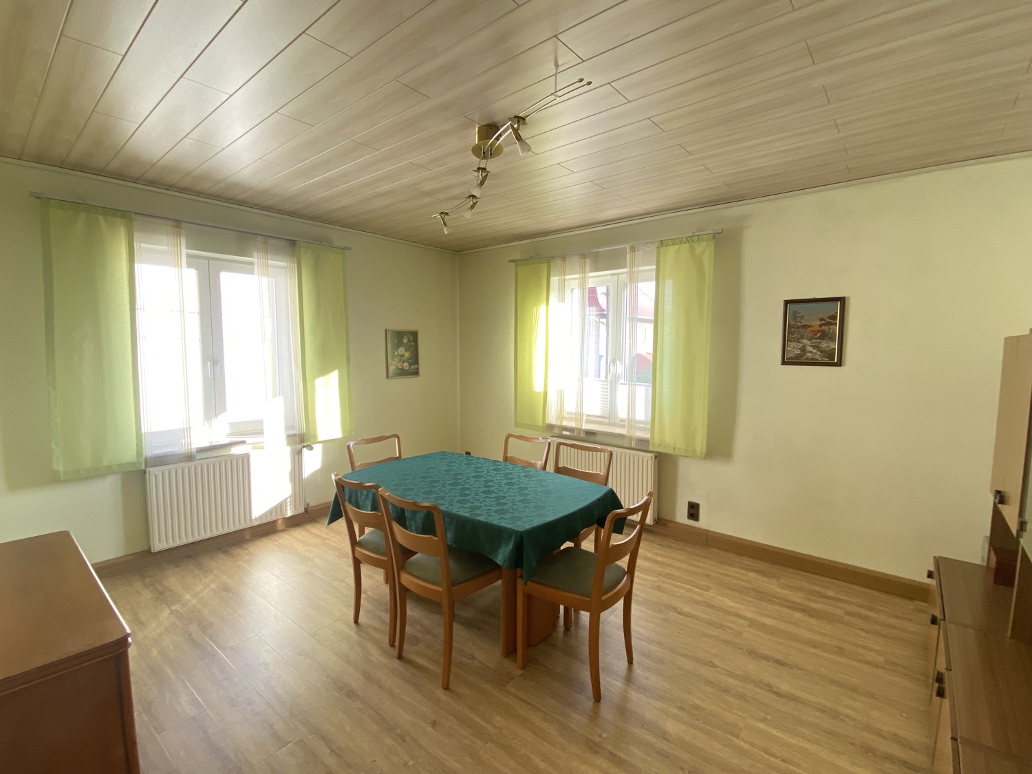 Modernisiertes Haus mit Balkon, Garten und Garage.