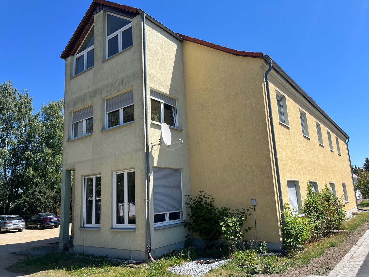 Mehrfamilienhaus mit 8 Wohneinheiten und Stellplätzen