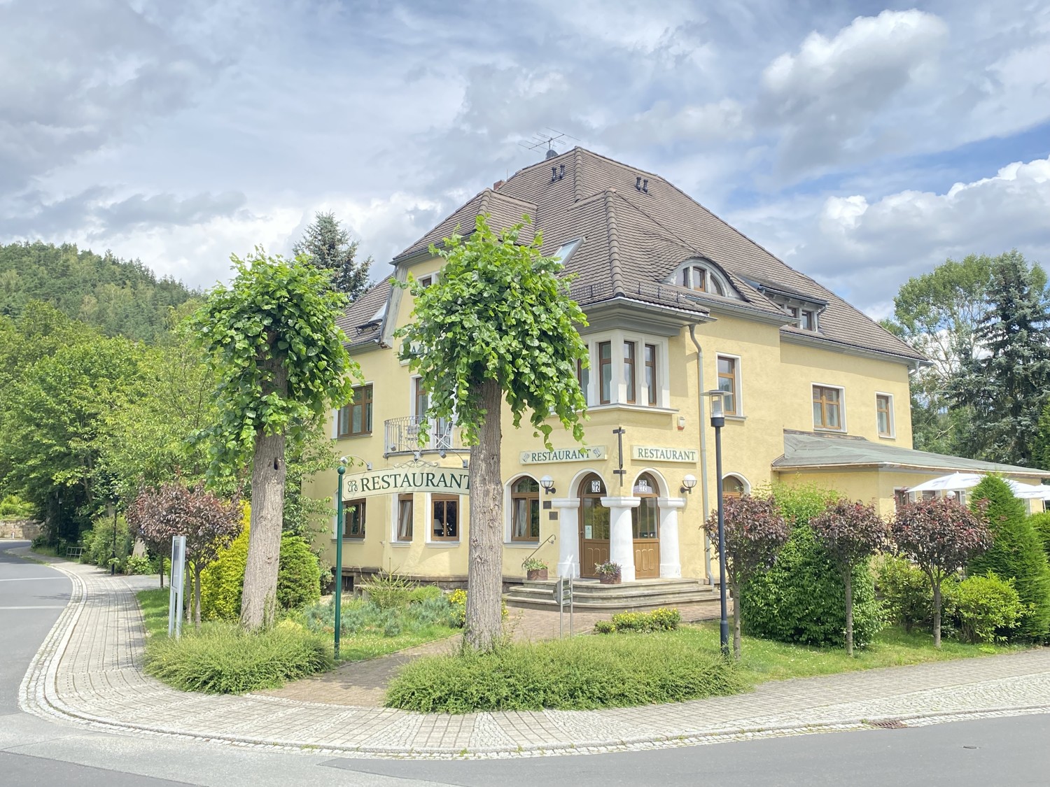 Traditionelles Parkhotel mit Restaurant und Einfamilienhaus