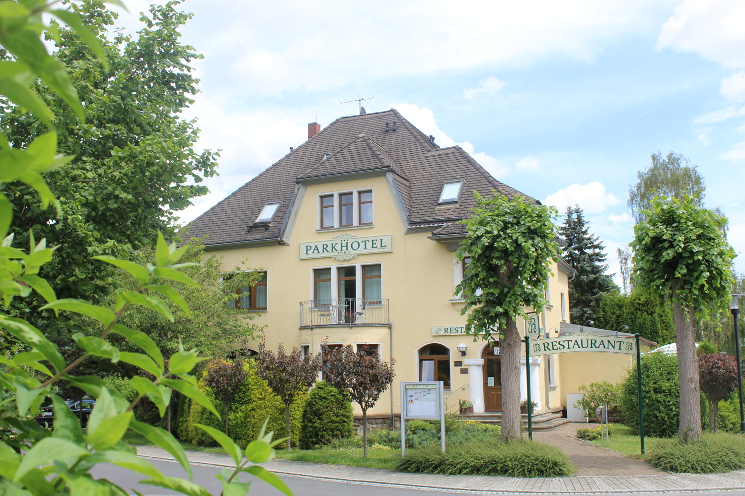 Traditionelles Parkhotel mit Restaurant und Einfamilienhaus