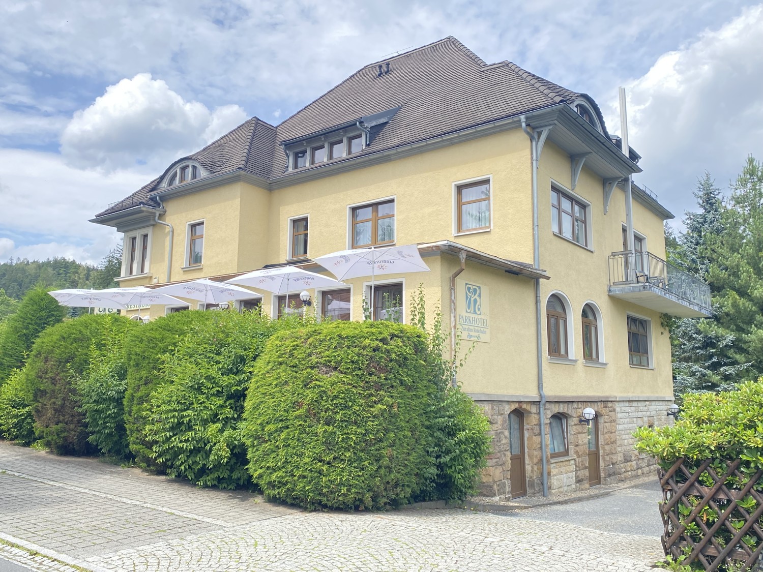 Traditionelles Parkhotel mit Restaurant und Einfamilienhaus