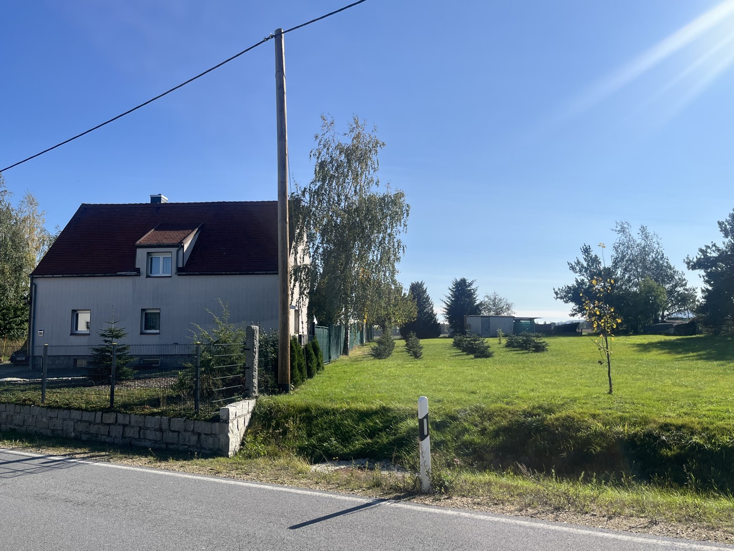 Möbliertes Einfamilienhaus mit großem Grundstück