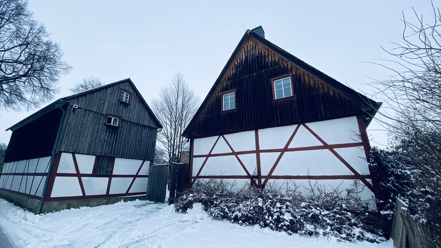 Großzügiger Dreiseitenhof mit historischem Flair und modernem Komfort