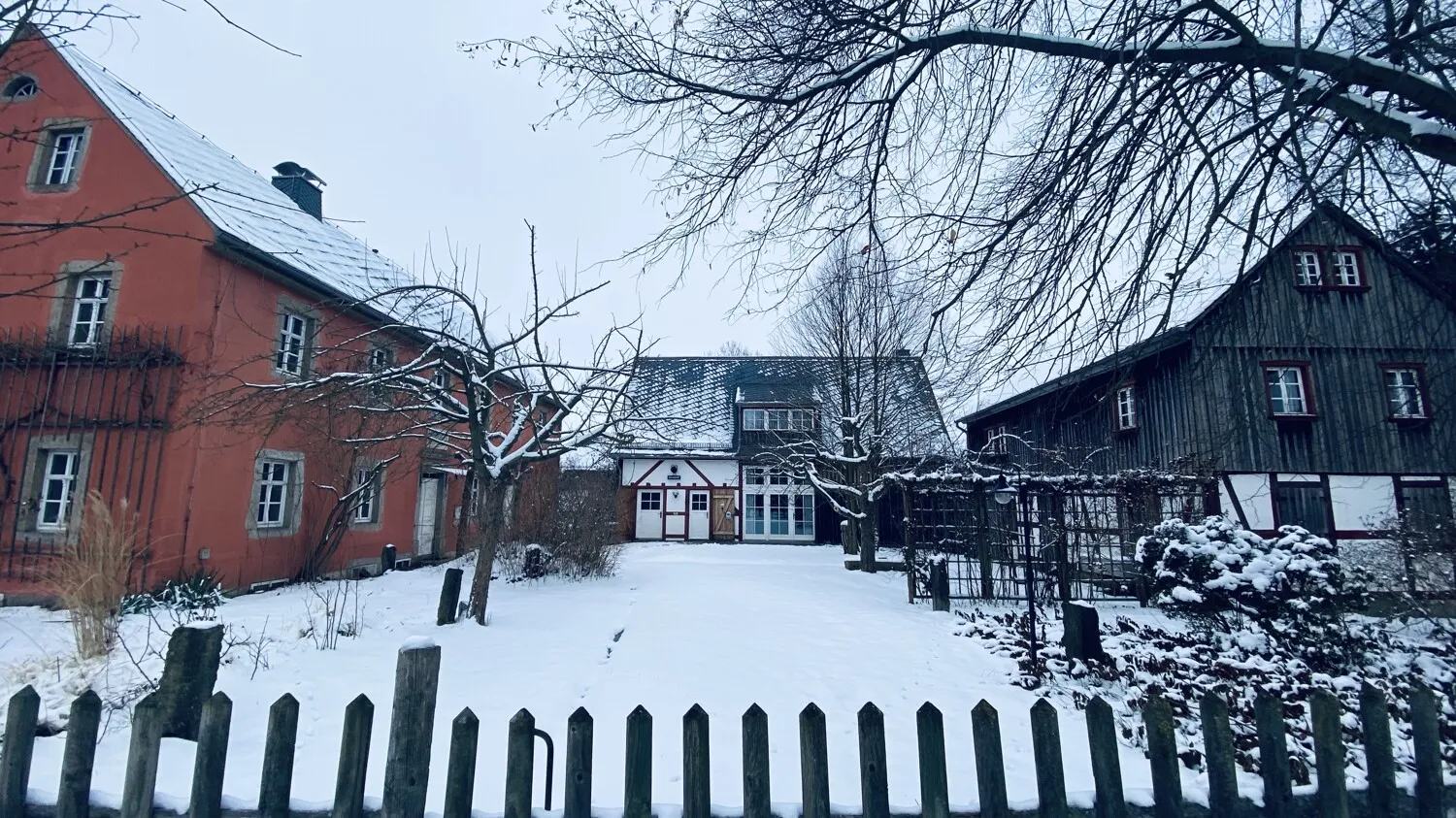 Großzügiger Dreiseitenhof mit historischem Flair und modernem Komfort