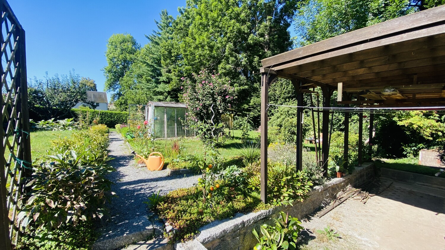 Garten mit Carport