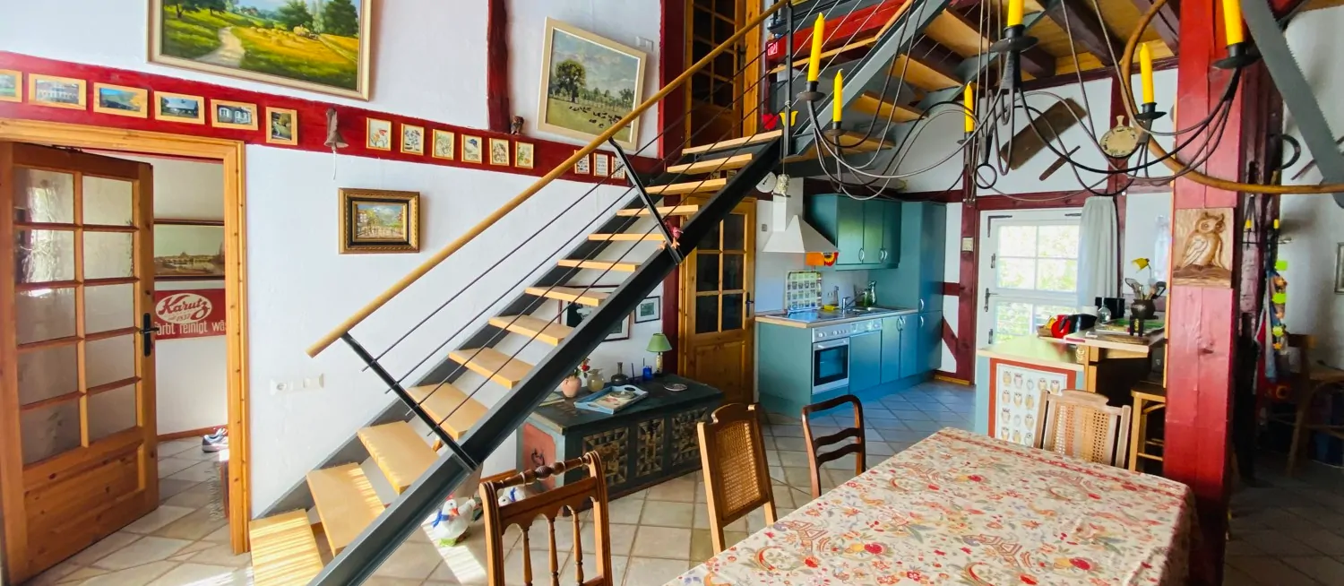 Einfamilienhaus mit offenem Wohnbereich und großem Garten