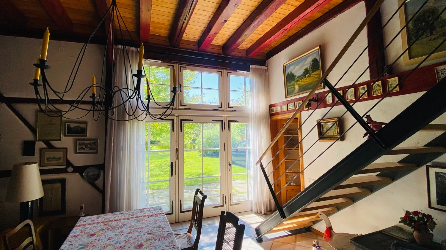 Einfamilienhaus mit offenem Wohnbereich und großem Garten