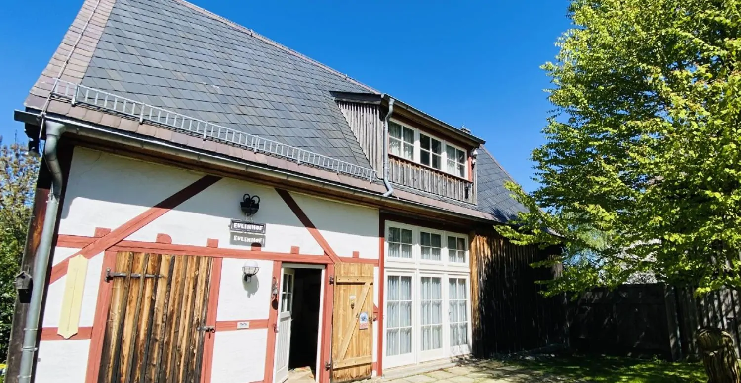 Einfamilienhaus mit offenem Wohnbereich und großem Garten