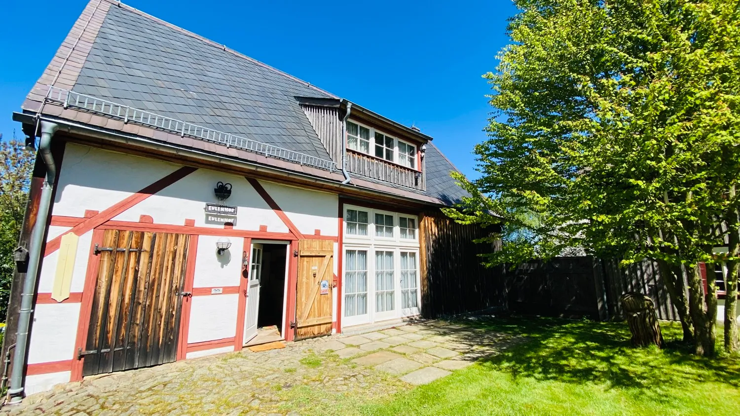 Einfamilienhaus mit offenem Wohnbereich und großem Garten