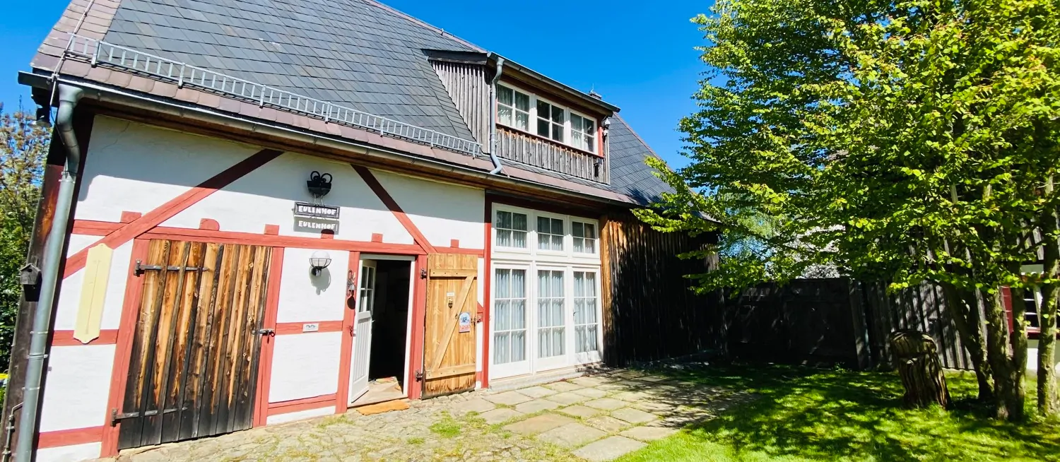 Einfamilienhaus mit offenem Wohnbereich und großem Garten